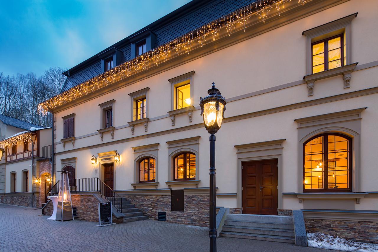 Hotel Male Versailles การ์โลวีวารี ภายนอก รูปภาพ