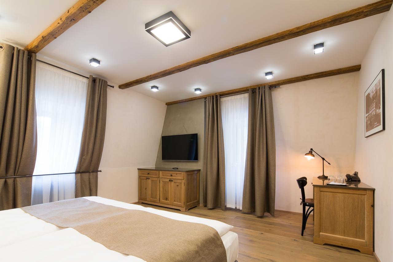Hotel Male Versailles การ์โลวีวารี ภายนอก รูปภาพ
