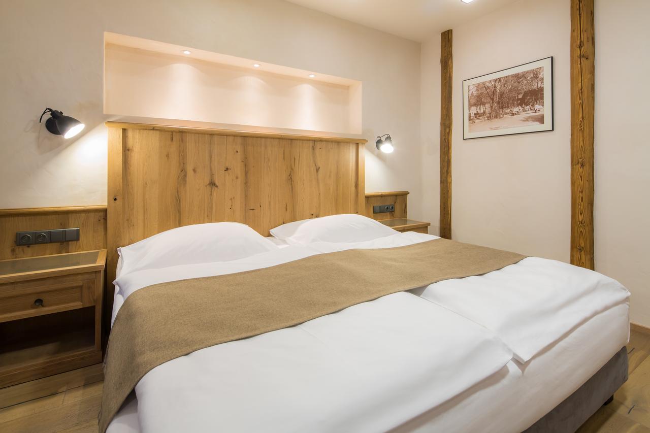 Hotel Male Versailles การ์โลวีวารี ภายนอก รูปภาพ
