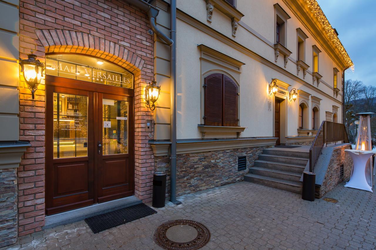 Hotel Male Versailles การ์โลวีวารี ภายนอก รูปภาพ