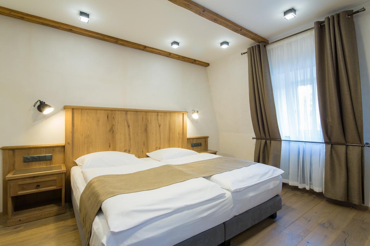 Hotel Male Versailles การ์โลวีวารี ภายนอก รูปภาพ