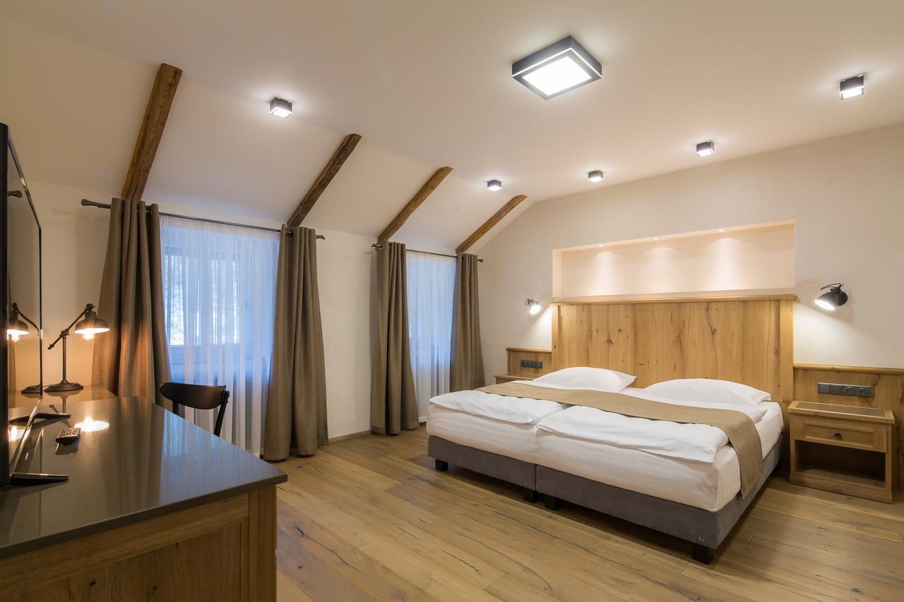 Hotel Male Versailles การ์โลวีวารี ภายนอก รูปภาพ