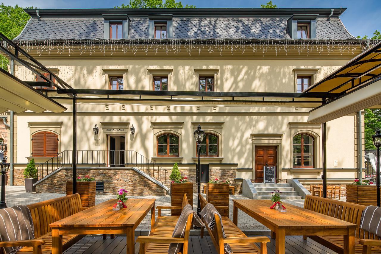 Hotel Male Versailles การ์โลวีวารี ภายนอก รูปภาพ